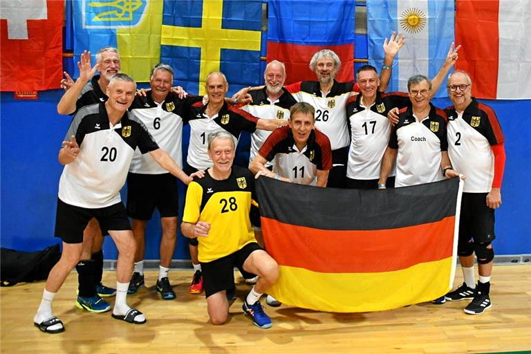 Die deutschen Ü-65-Volleyballer bejubeln den WM-Titel: Per Bolin, Walter Hafner, Jochen Becker, Kurt Wolf, Hubert Ritzdorf, Klaus Reichert, Trainer Pitt Richter, Kapitän Uwe Schlittenhardt (hinten von links), Roland Veit, Franz Steiner und Wilfried van Meegen (vorne). Foto: privat