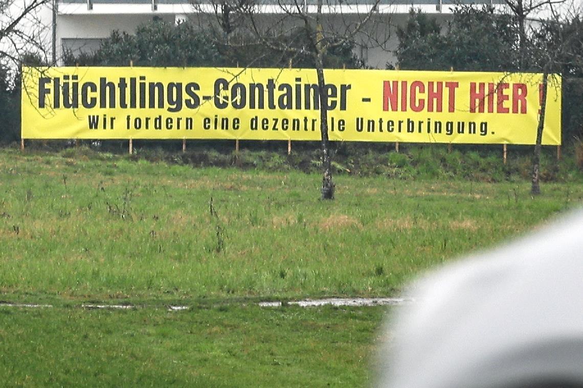 Die direkte Anwohnerin zum geplanten Standort für die Wohncontainer in Mittelbrüden will mit allen rechtlichen Mitteln gegen die geplante Flüchtlingsunterkunft kämpfen. Sie hat auf ihrem Grundstück ein weithin sichtbares Transparent aufgestellt. Foto: Alexander Becher