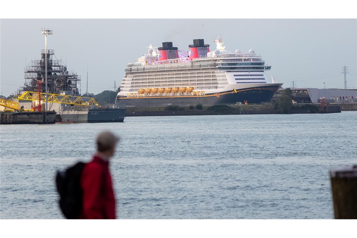 Die "Disney Dream" läuft den Hamburger Hafen erstmals anlässlich einer Reise an.