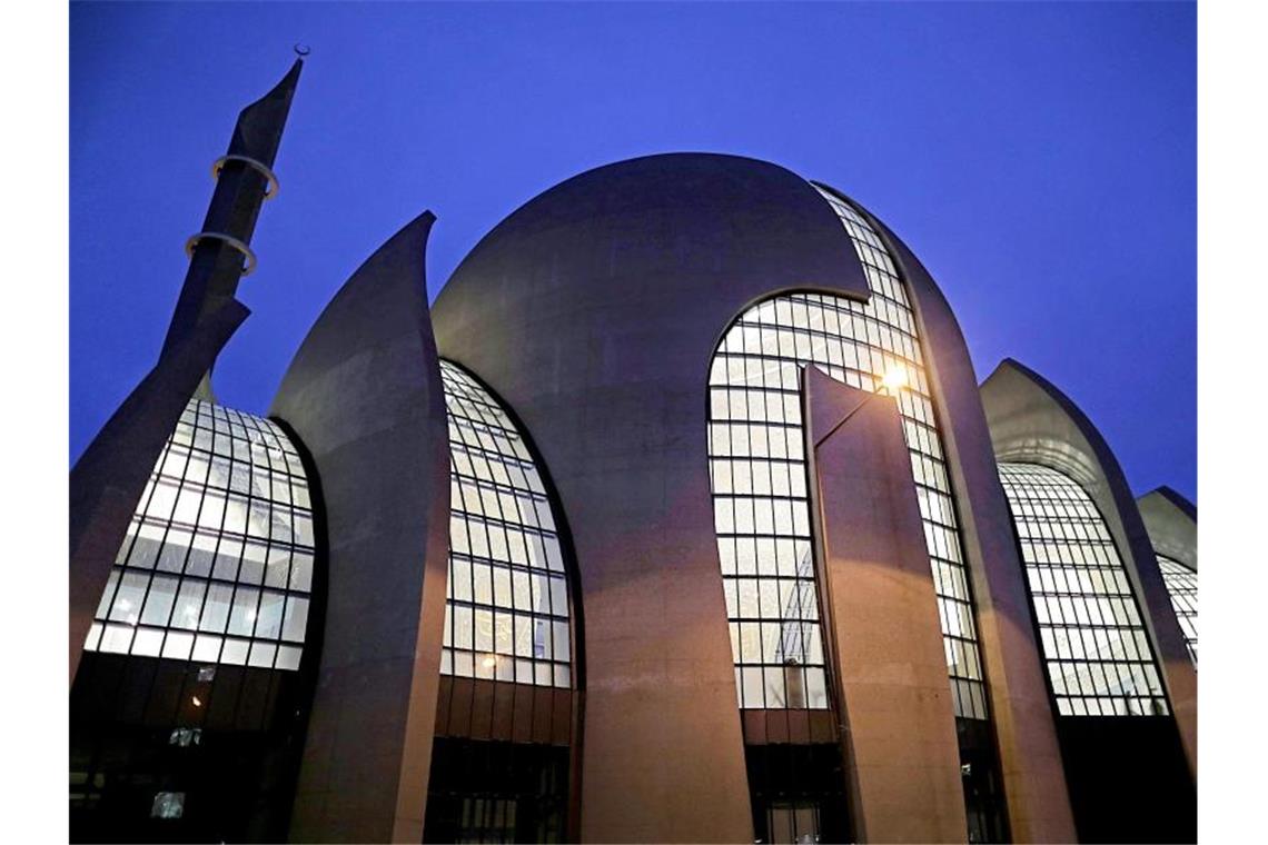 Die Ditib-Zentralmoschee in Köln ist eines der größten islamischen Gotteshäuser in Deutschland. Der Islam-Verband will künftig einen Teil seiner Imame in Deutschland ausbilden. Foto: Oliver Berg/dpa