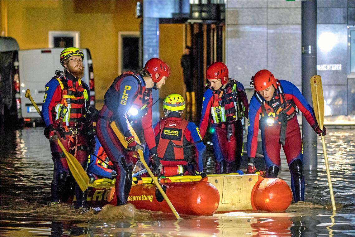 Die DLRG war in Rudersberg mit einem Boot vor Ort. Foto: Benjamin Beytekin