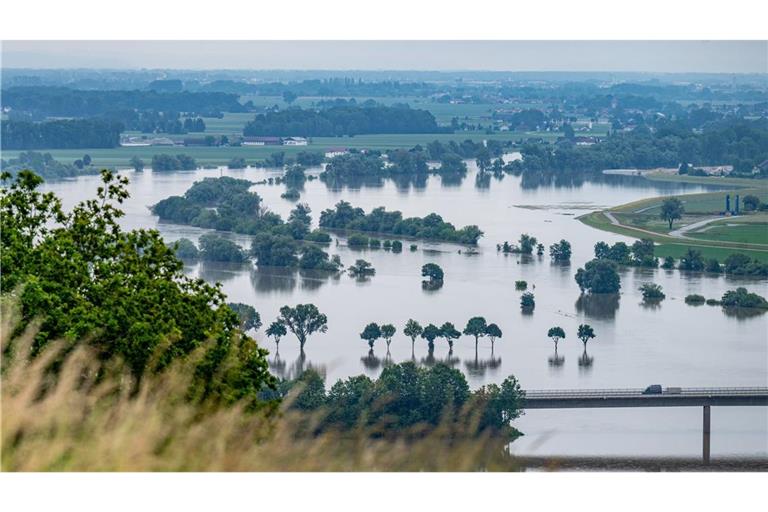 Die Donau führt Hochwasser:  In Bayern herrschte Anfang Juni wie hier in Bogen nach heftigen Regenfällen vielerorts  Land unter.