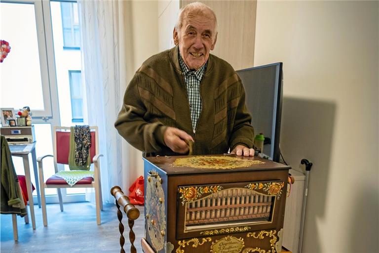 Die Drehorgel ist Georg Birmanns ganzer Stolz. Mit seiner Musik erfreut er regelmäßig auch die anderen Bewohnerinnen und Bewohner des Pflegestifts. Foto: Alexander Becher 