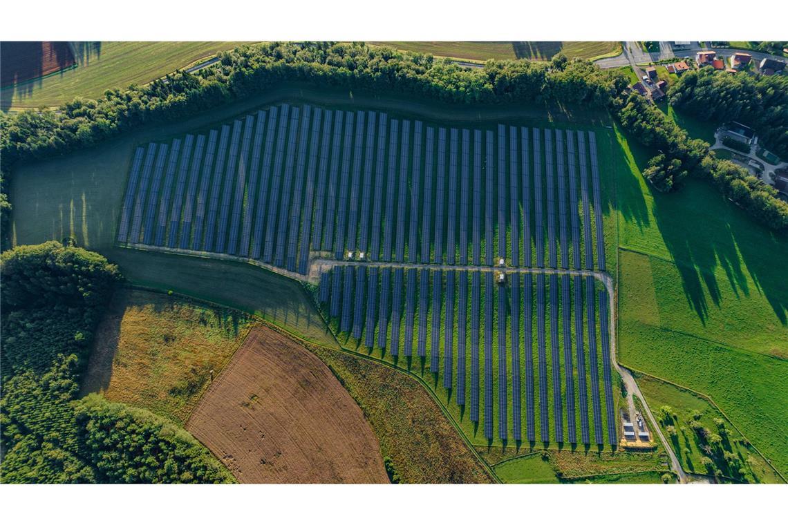 Die drei kleinen weißen Kästen rechts im Bild sind zusammen Baden-Württembergs größter Batteriespeicher für Solarenergie.