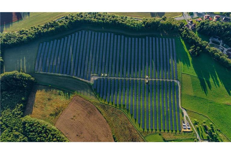 Die drei kleinen weißen Kästen rechts im Bild sind zusammen Baden-Württembergs größter Batteriespeicher für Solarenergie.