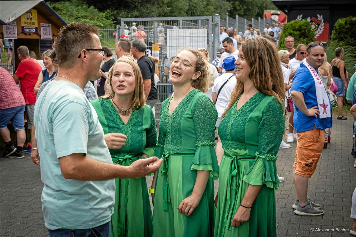 Die drei lassen es sich nicht nehmen, bei der Schlagerparty mitzufeiern und zu t...