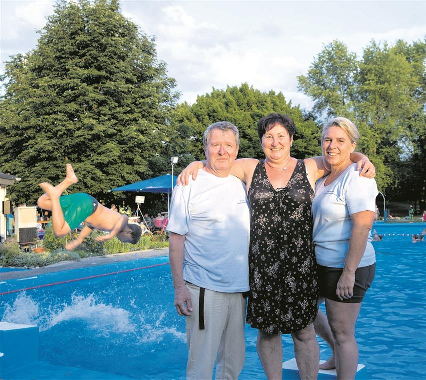 „Unser Bädle darf nicht baden gehen!“ Die drei Macher und Schaffer des Freibadfördervereins Erbstetten (von rechts): Anja Geldner ist für den sportlichen Bereich verantwortlich, Silke Schmidt organisiert die Veranstaltungen und Werner Schneider ist für die Finanzen zuständig. Archivfoto: J. Fiedler