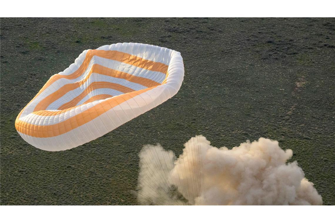 US-Amerikaner und Russen nach ISS-Mission auf Erde gelandet Die drei Raumfahrer sind sicher in Kasachstan gelandet.