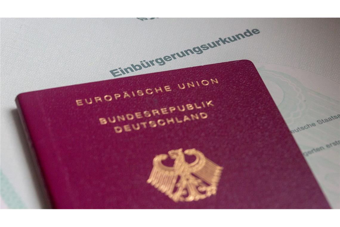 Beschleunigte Einbürgerung für gut Integrierte wird beendet Die dreijährige Wartefrist gilt aktuell nur für Ausländer mit besonderen Integrationsleistungen. Alle anderen Einbürgerungswilligen müssen fünf Jahre warten. (Symbolbild)