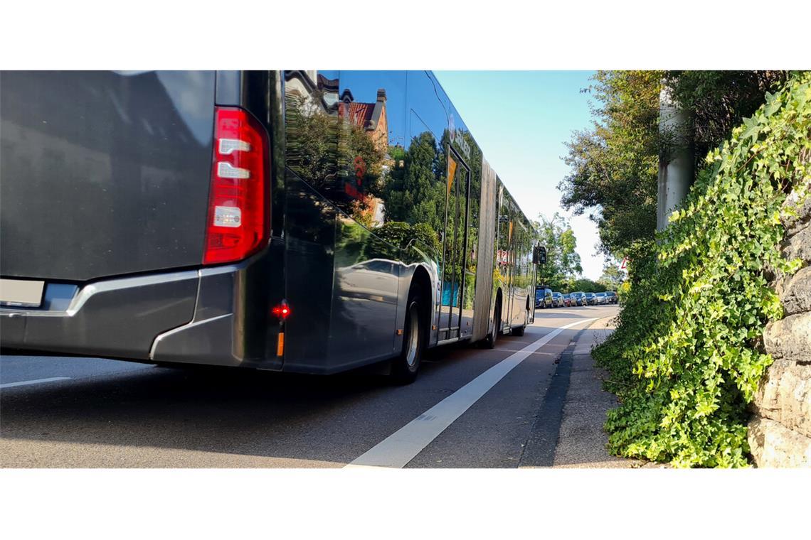 Die durchgezogene Linie soll in der Kappelbergstraße bewirken, dass Fußgänger etwas mehr Platz haben.