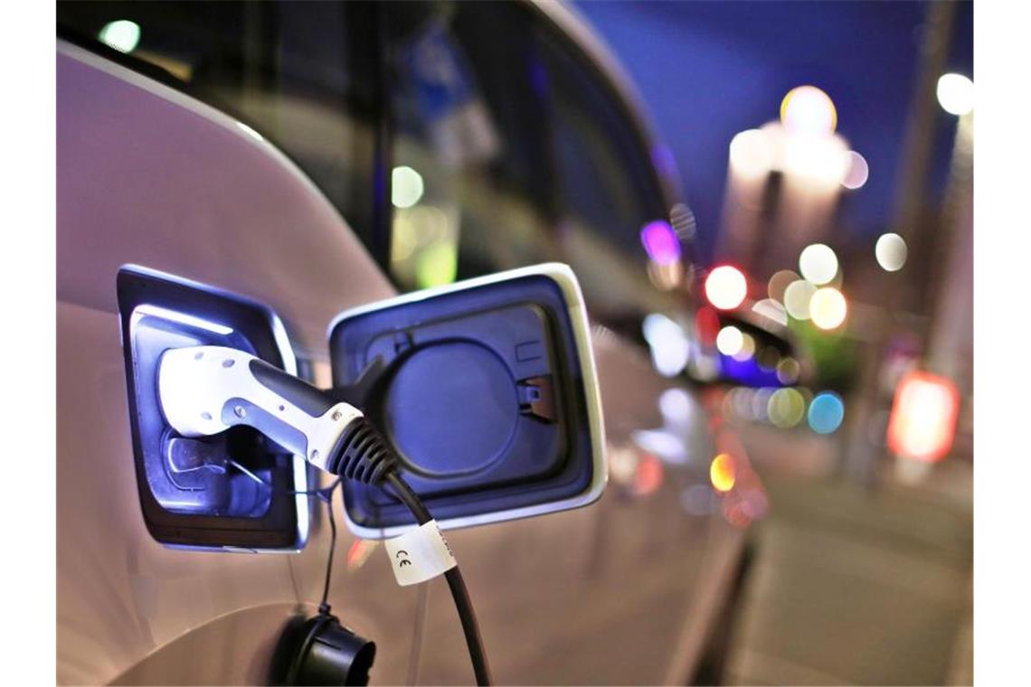 US-Regierung: 2030 soll Hälfte der Neuwagen elektrisch sein Die E-Mobilitäts-Initiative soll den Weg ebnen, um die klimaschädlichen Abgase der Personenfahrzeuge bis 2030 deutlich zu senken. Foto: Jan Woitas/zb/dpa