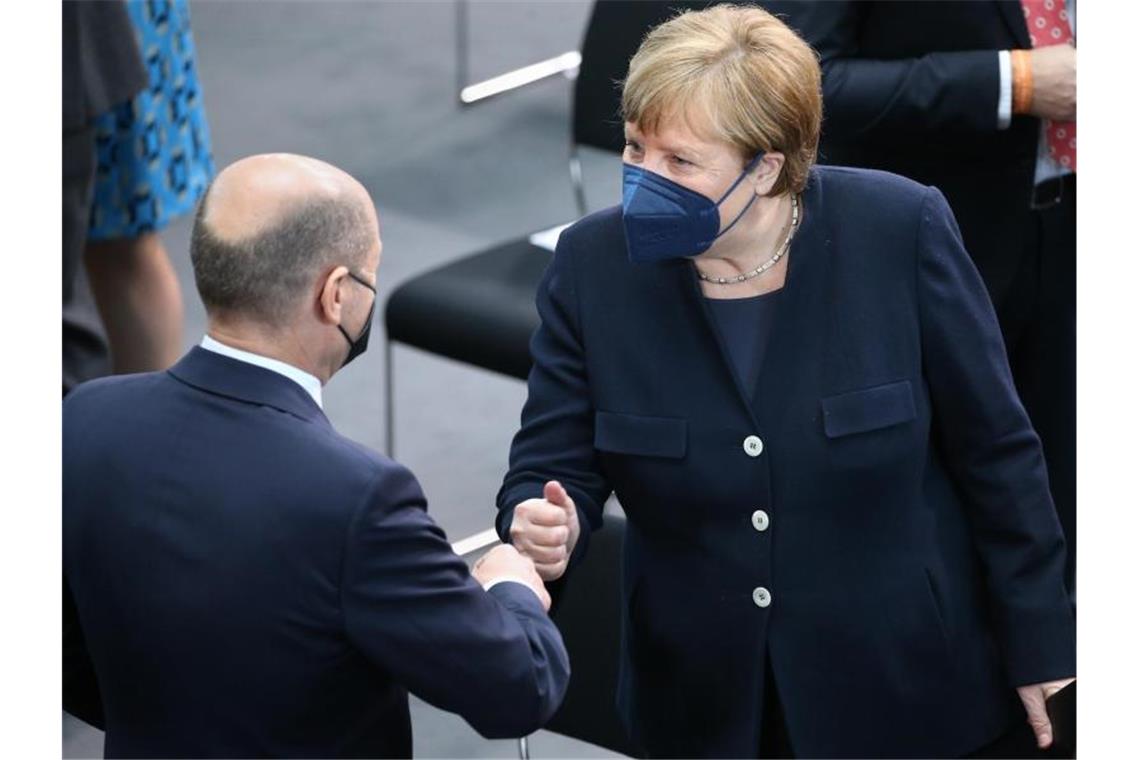 Steinmeier erneut zum Bundespräsidenten gewählt Die ehemalige Kanzlerin Angela Merkel (r.) begrüßt den amtierenden Kanzler Bundeskanzler Olaf Scholz. Foto: Wolfgang Kumm/dpa
