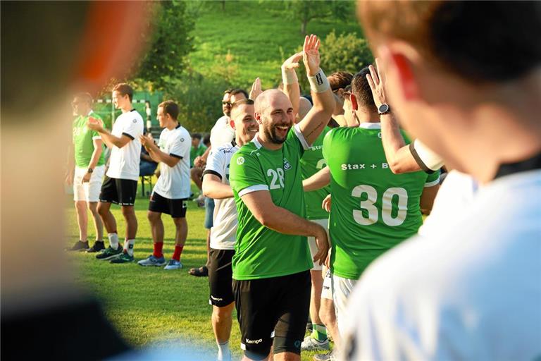 Die ehemaligen Weggefährten stehen Spalier und klatschen mit Florian Frank (vorne) und Philipp Maurer ab. Foto: Alexander Becher