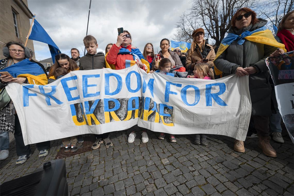 Die einen Demonstranten forderten ungebrochene Solidarität mit der Ukraine . . .Ukraine-Demo in Stuttgart