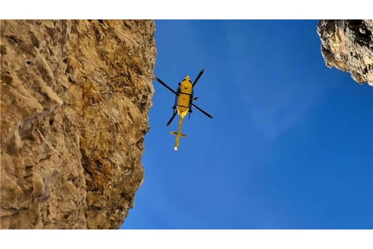 Die Einsatzkräfte waren mit Hubschraubern und mehreren Teams in den betroffenen Gebieten unterwegs.