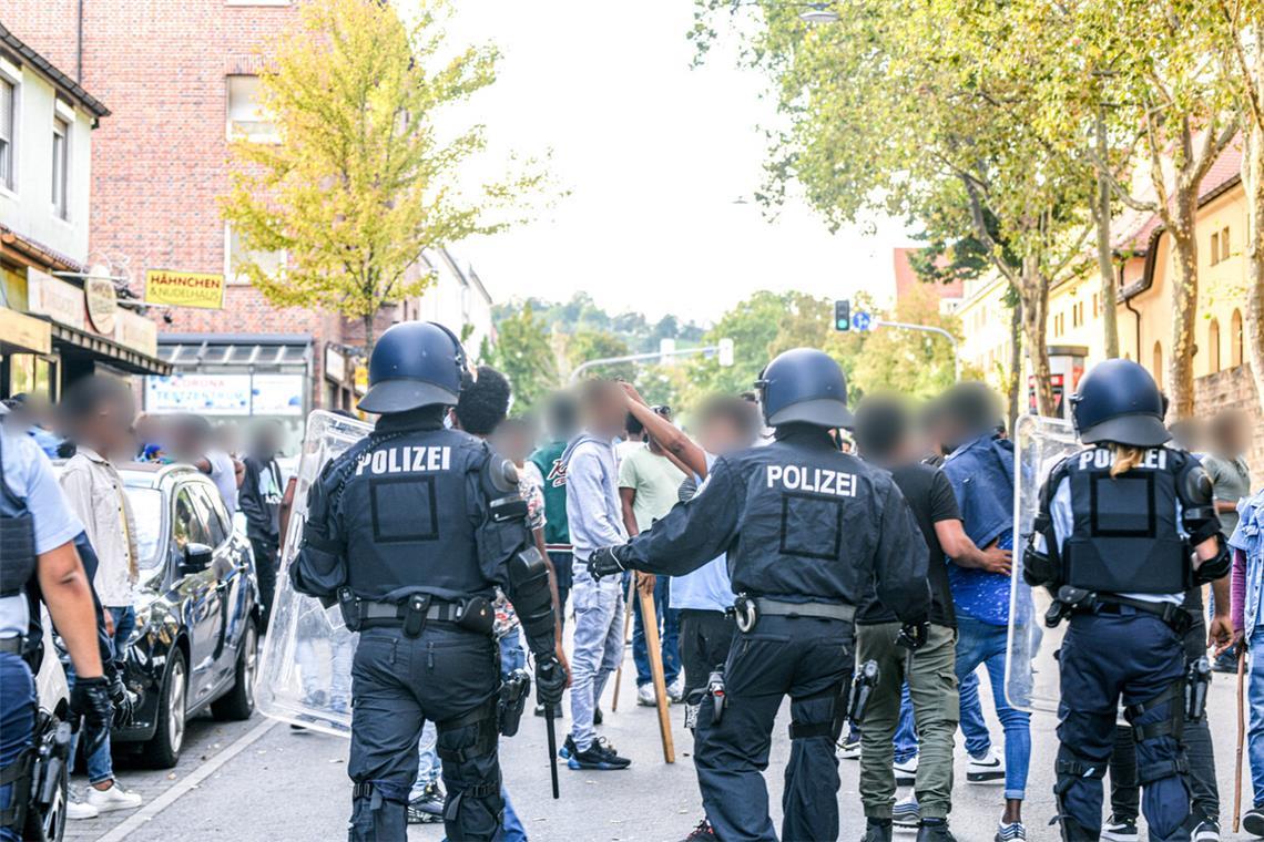 Die Einsatzkräfte wurden mit Holzlatten attackiert. 39 Polizistinnen und Polizisten wurden verletzt.