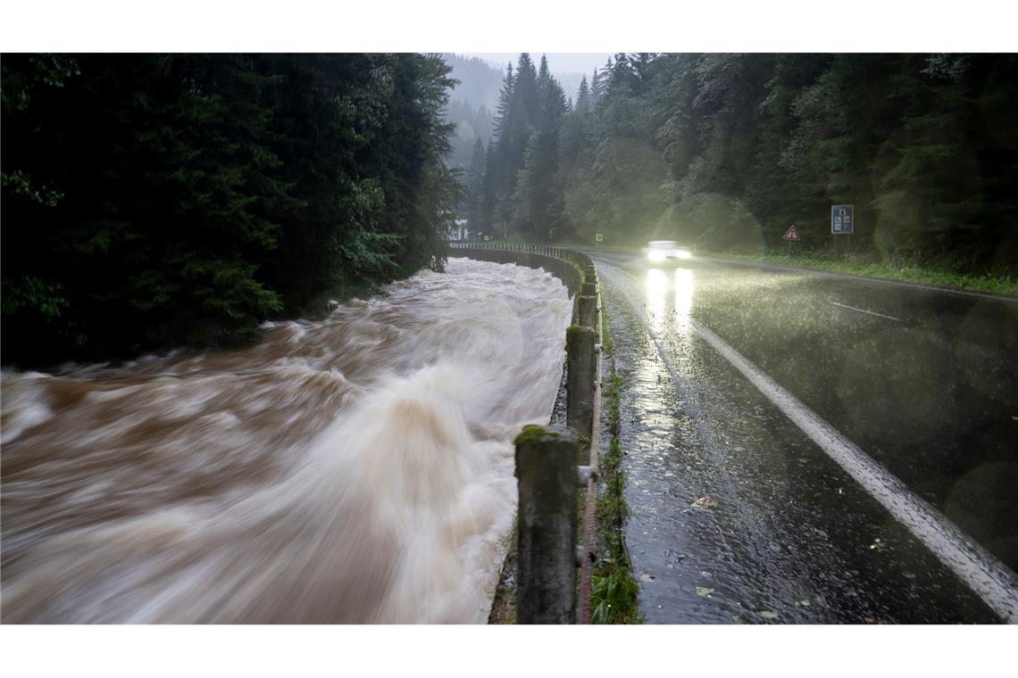 Die Elbe bei Vrchlabi im Riesengebirge ist nach dem Dauerregen zu einem reißenden Fluss geworden.