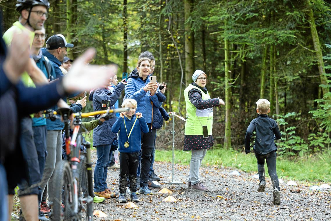 Die Eltern feuern ihre Kinder an.