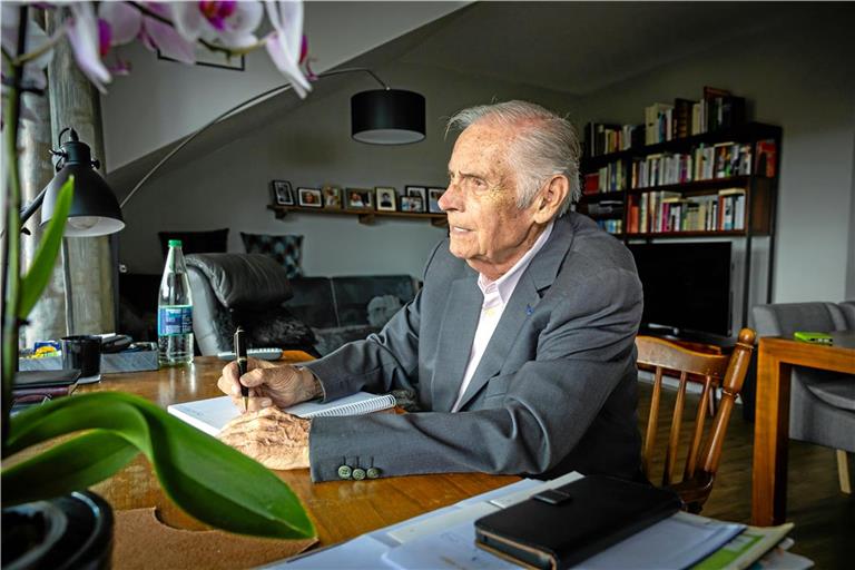 Die Energie lässt langsam nach, die Planung seines Abschiedsabends ist deshalb Robert Antretters letztes großes Projekt. Danach möchte sich der 85-Jährige stärker aufs Private konzentrieren. Foto: Alexander Becher