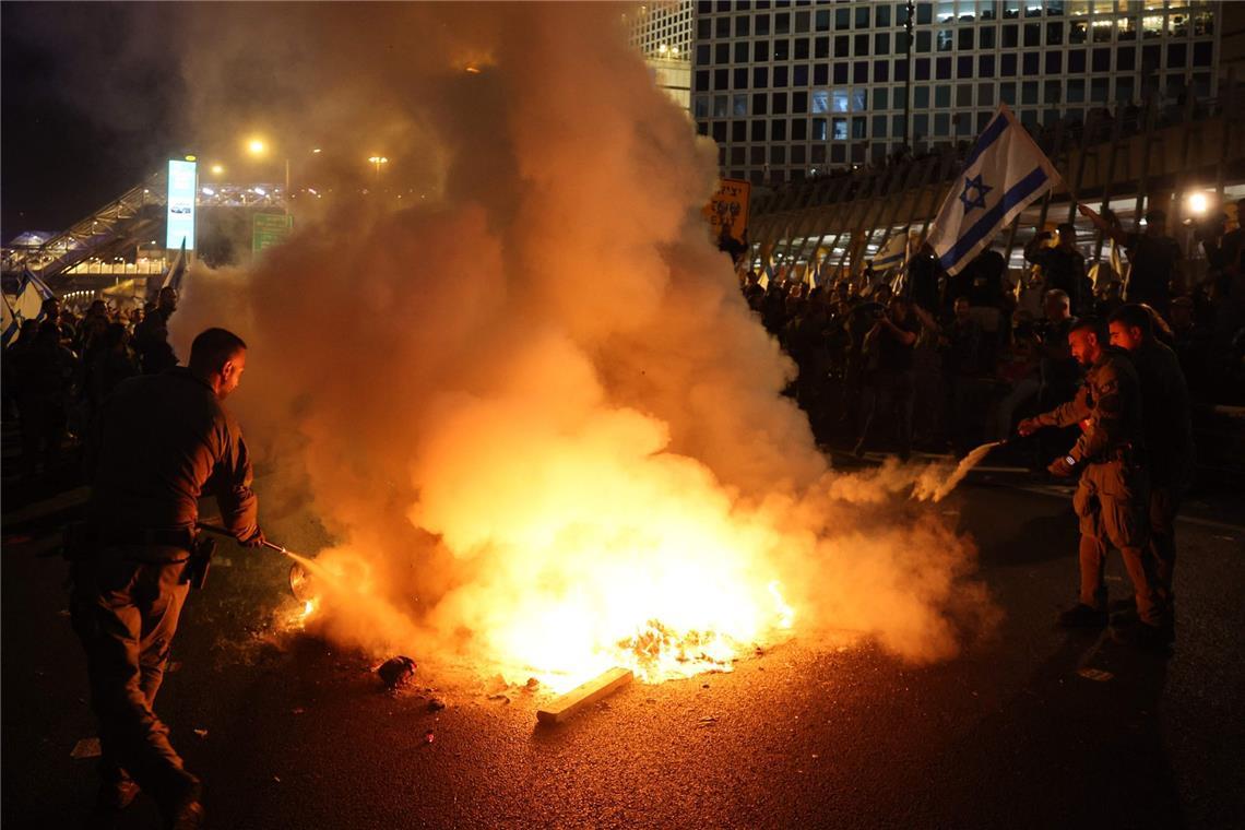 Die Entlassung des israelischen Verteidigungsminister Joav Galant durch Ministerpräsident Benjamin Netanjahu hat in Israel einen Sturm der Entrüstung ausgelöst.