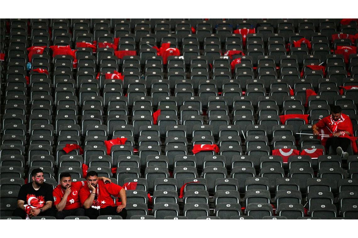 Die Enttäuschung ist diesen Fans der türkischen Nationalmannschaft deutlich anzusehen. Ihre Mannschaft verlor des EM-Viertelfinalspiel gegen die Niederlande mit 1:2.