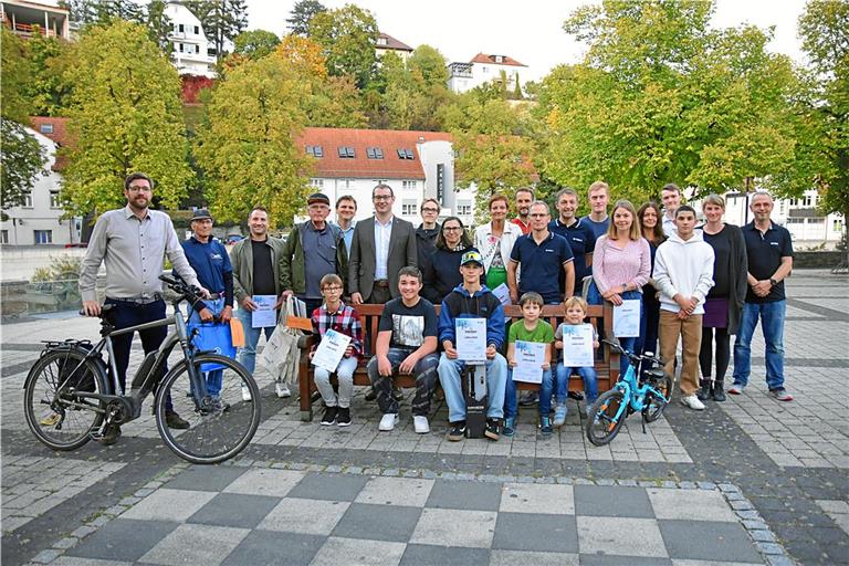 Die erfolgreichsten Backnanger Teams und Einzelfahrerinnen und -fahrer des Stadtradelns wurden prämiert. Foto: Tobias Sellmaier