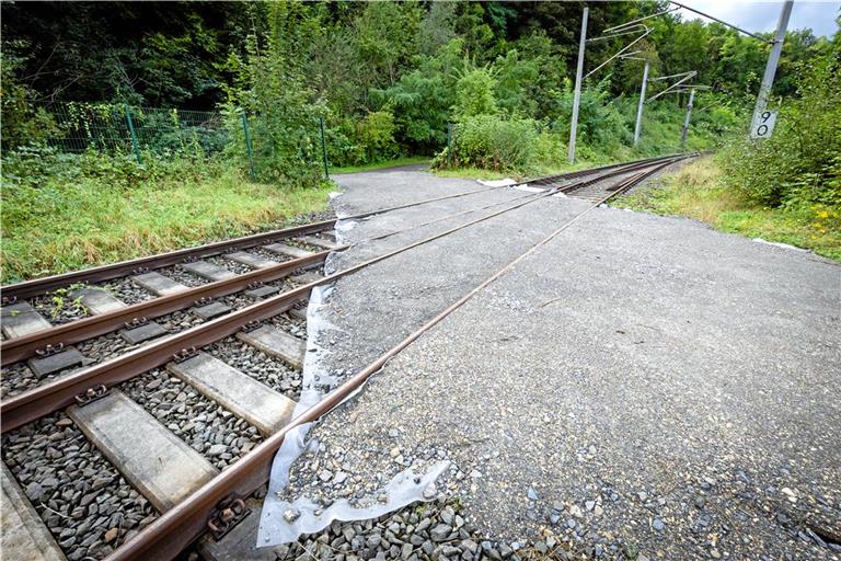 Die erkennbaren Aufräumarbeiten nahe dem Kirchberger Bahnhof sind offenbar nicht durch die Deutsche Bahn erfolgt. Foto: Alexander Becher