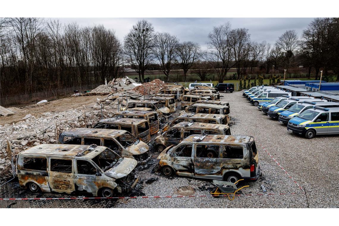 Die Ermittler prüfen auch einen Zusammenhang mit dem Brand von 23 Polizeiautos im Januar. (Archivbild)