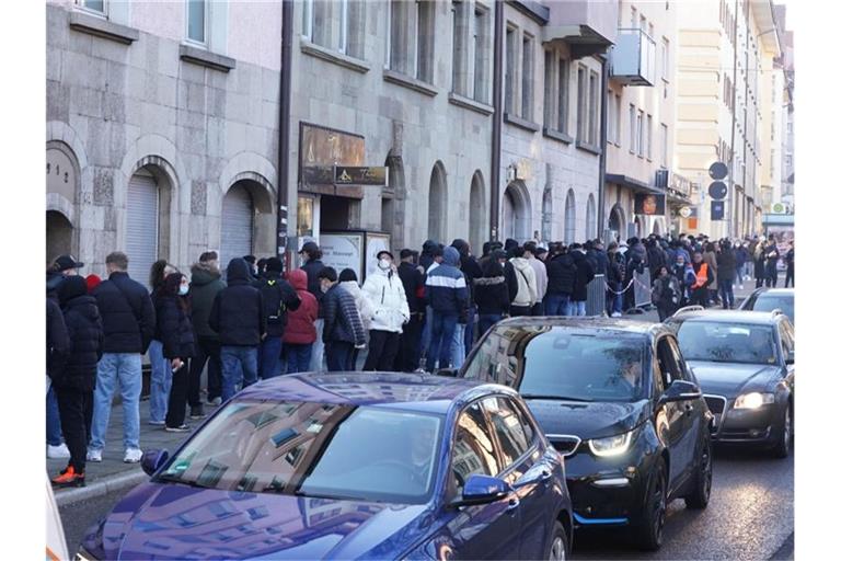 Die Eröffnung eines Imbisses von Rapper Massiv hat am Samstag in Stuttgart für eine Menschenansammlung gesorgt. Foto: Andreas Rosar/dpa