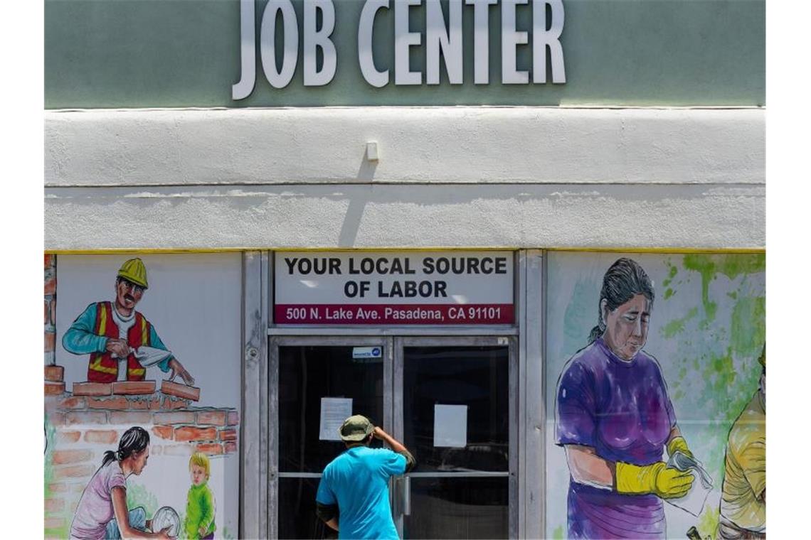 USA: Erstanträge auf Arbeitslosenhilfe steigen überraschend Die Erstanträge auf Arbeitslosenhilfe liegen in den USA nach wie vor über dem Niveau, das vor der Corona-Krise üblich war. Foto: Damian Dovarganes/AP/dpa/Archiv