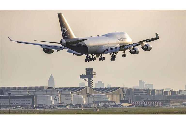 Die ersten Flugzeuge rollen wieder über die Start- und Landebahnen des Flughafens Frankfurt. (Symbolbild)