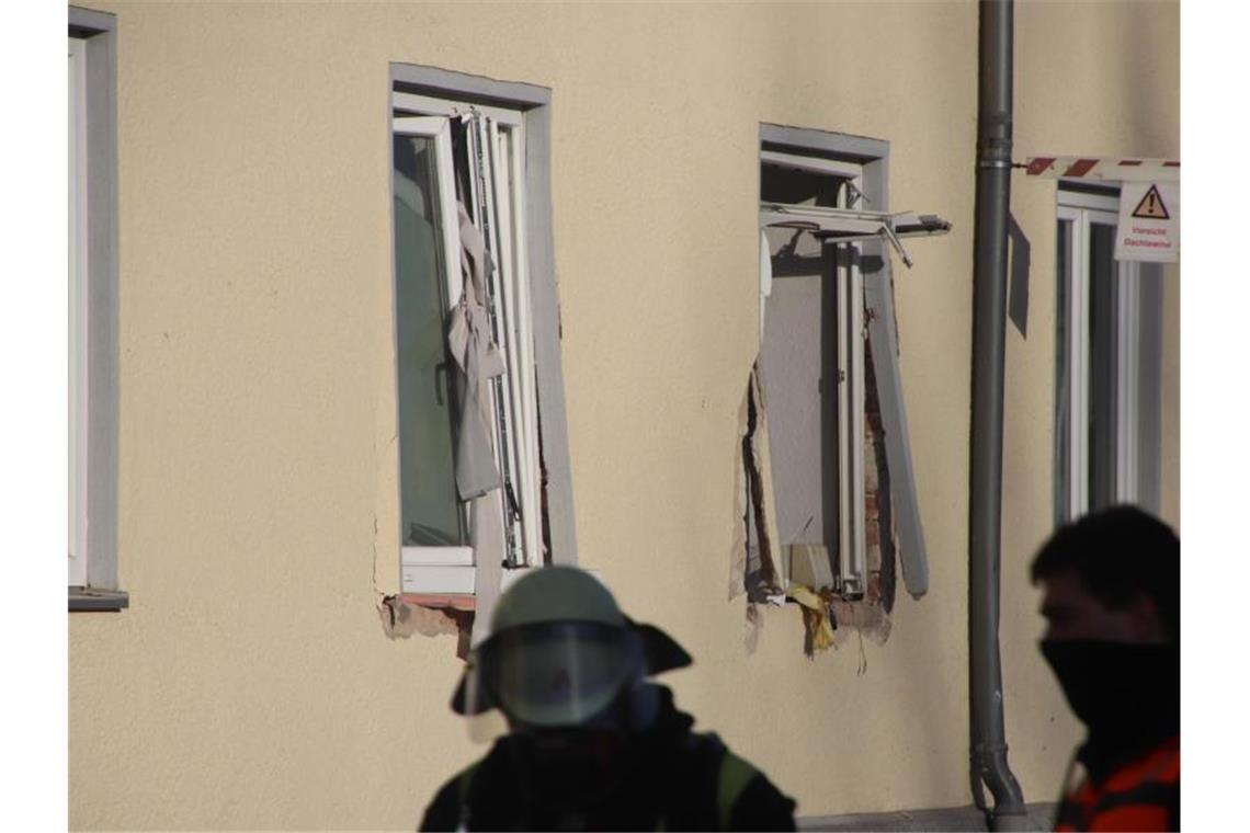 Fünf Verletzte bei Gasexplosion in Memmingen Die Explosion war so heftig, dass auch Fenster anderer Häuser beschädigt wurden. Foto: Benjamin Liss/Stadt Memmingen/dpa