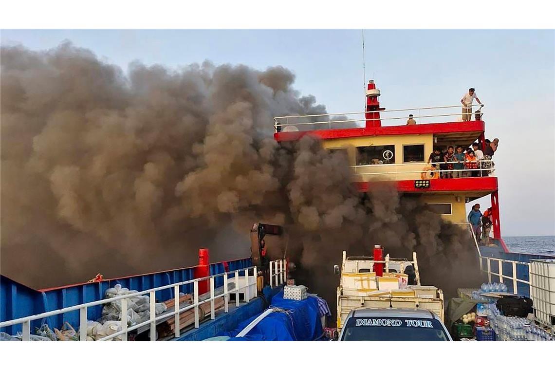 Die Fähre fing am Donnerstagmorgen vor der südthailändischen Küste Feuer.