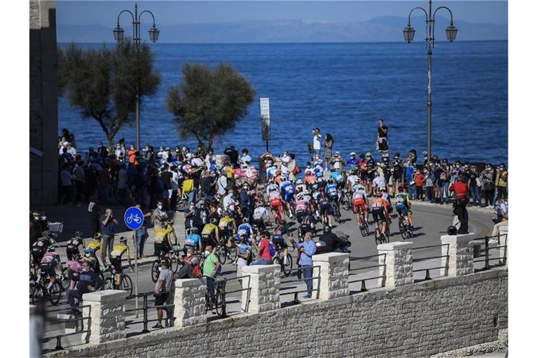 Die Fahrer auf der 8. Etappe des 103. Giro d' Italia. Foto: Marco Alpozzi/LaPresse/AP/dpa