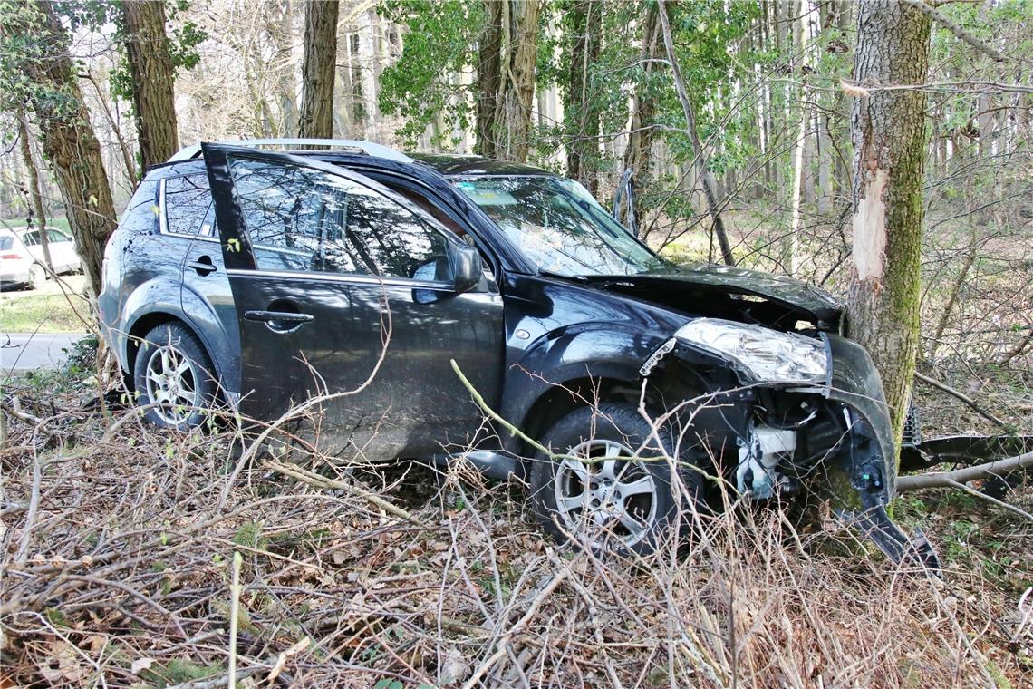 Die Fahrerin ist gegen einen Baum gefahren und wurde dabei schwer verletzt. Foto: K. Lermer/7aktuell.de