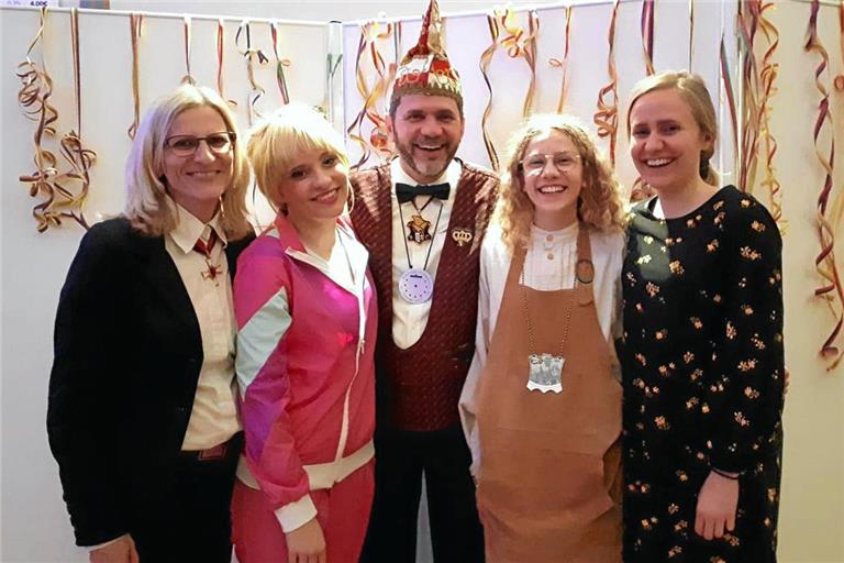 Die Familie Steckl pflegt den Karneval mit Herz, Humor und Tradition: Marion (von links), Judith, Anton, Hanna und Miriam. Foto: privat