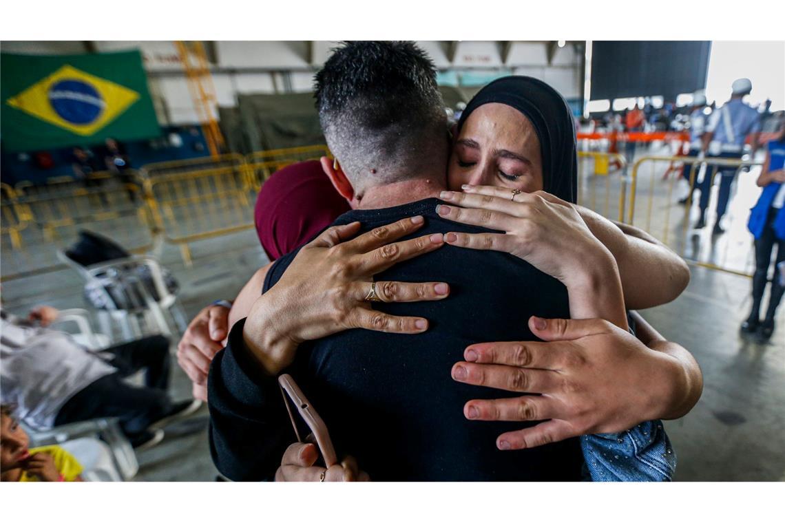 Die Familie um die Geschwistser Kamel Kazwini umarmt sich nach ihrer Ankunft aus dem Libanon auf dem Flughafen Guarulhos in Brasilien.