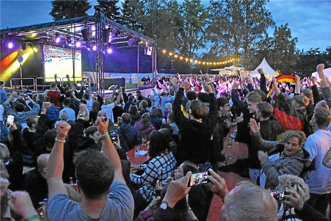 Großer Andrang und viel Freude beim Public Viewing auf dem Allmersbacher Wiesafeschd