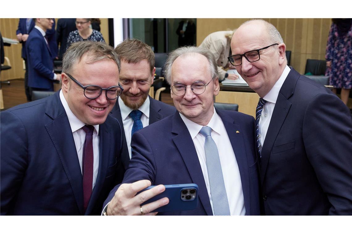 Die Fantastischen Vier - der dienstälteste die drei jüngst vereidigten Ministerpräsidenten fotografieren ein Selfie