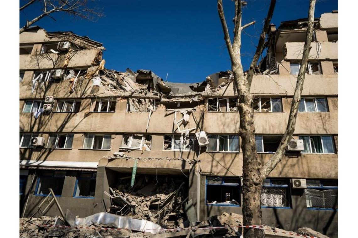Krieg gegen die Ukraine: So ist die Lage Die Fassade eines von einer russischen Rakete zerstörten Hotels in Mykolaiw, Ukraine. Foto: Vincenzo Circosta/ZUMA Press Wire/dpa
