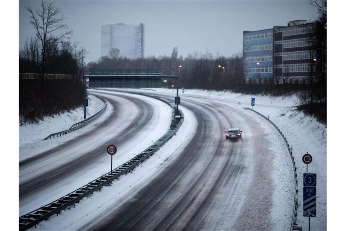 Schneesturm fegt über Deutschland - Meterhohe Verwehungen Die fast leere Autobahn A516 bei Oberhausen. Viele Menschen sind den Appellen der Behörden gefolgt und zu Hause geblieben. Foto: Fabian Strauch/dpa