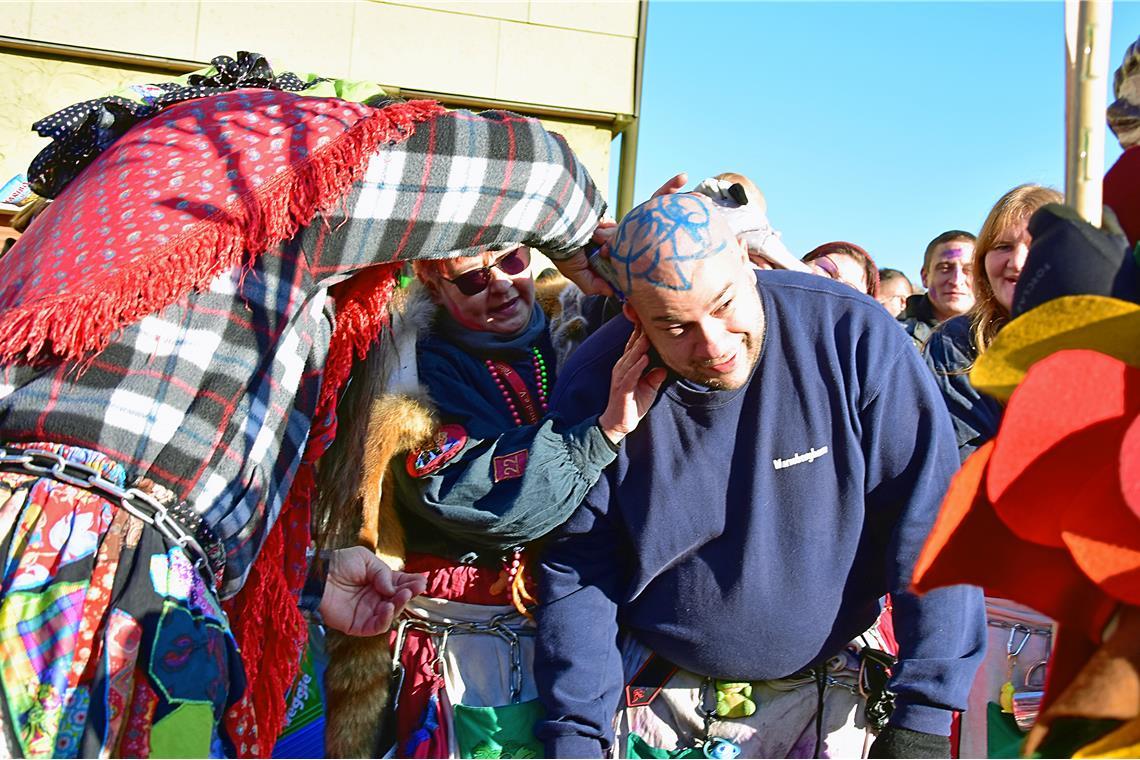 Die fehlende Haarpracht wird kurzerhand mit einem Wachsmal-Kunstwerk ersetzt. Fa...