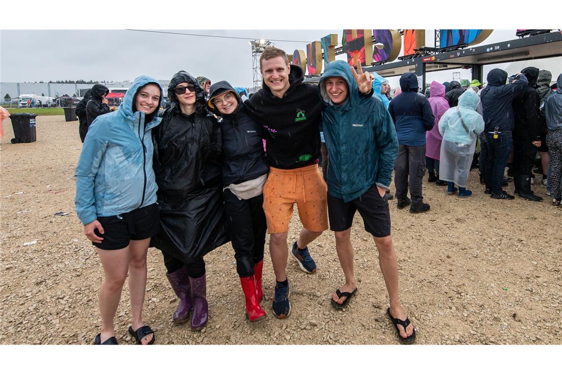 Die Festivalbesucher lassen sich vom schlechten Wetter nicht die Stimmung vermiesen.