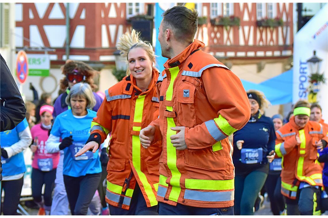 Die Feuerwehr Backnang beim BKZ-Lauf. Silvesterlauf 2024 in Backnang. SP