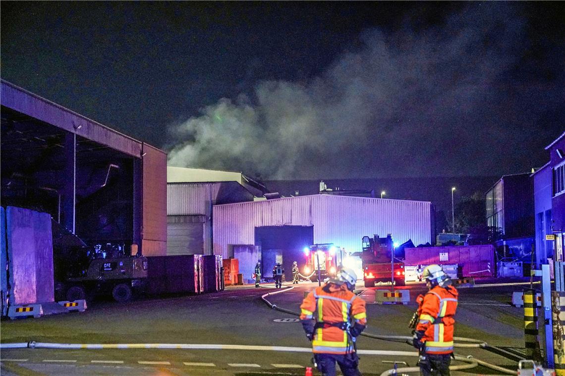 Die Feuerwehr Backnang war mit einem Großaufgebot vor Ort und löschte den Brand. Foto: SDMG / Kohls