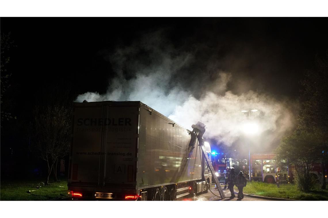 Die Feuerwehr bei Löscharbeiten an einem Rasthof in Gruibingen – dieser Brand behinderte den Verkehr nicht.