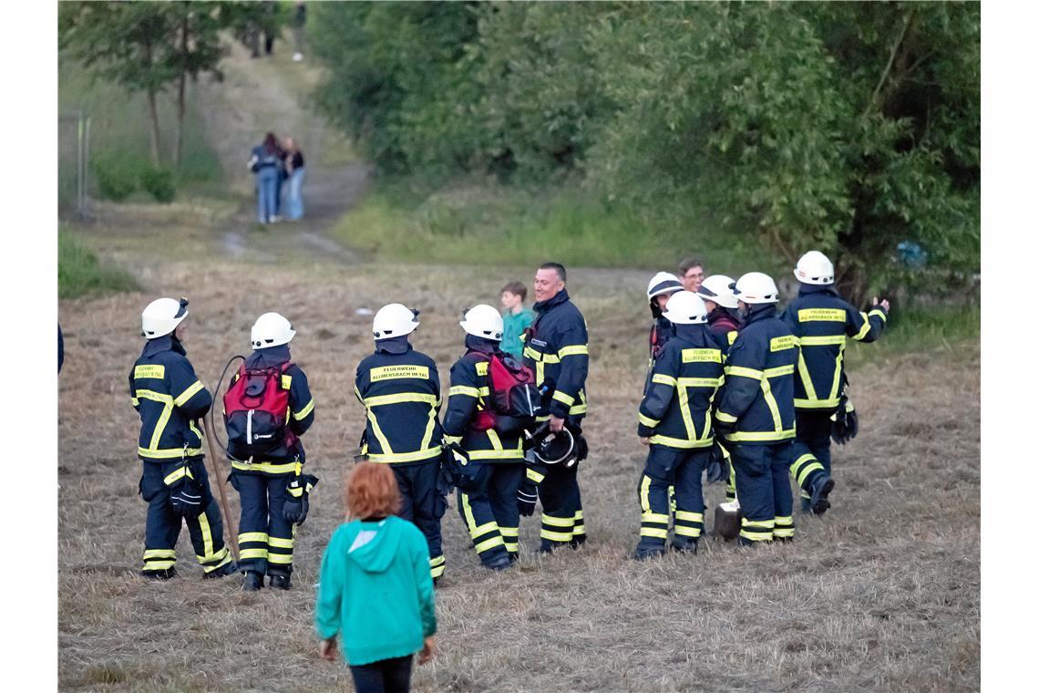 Die Feuerwehr bereitet sich auf den Fackelzug und das Sonnwendfeuer vor. Foto: J...