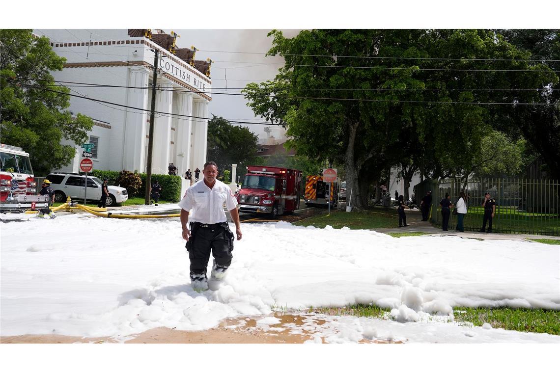 Die Feuerwehr in Miami kämpft gegen einen Großbrand. Das Feuer wütete in einem vierstöckigen Wohngebäude. Bewohner mussten unter anderem über Balkone gerettet werden.