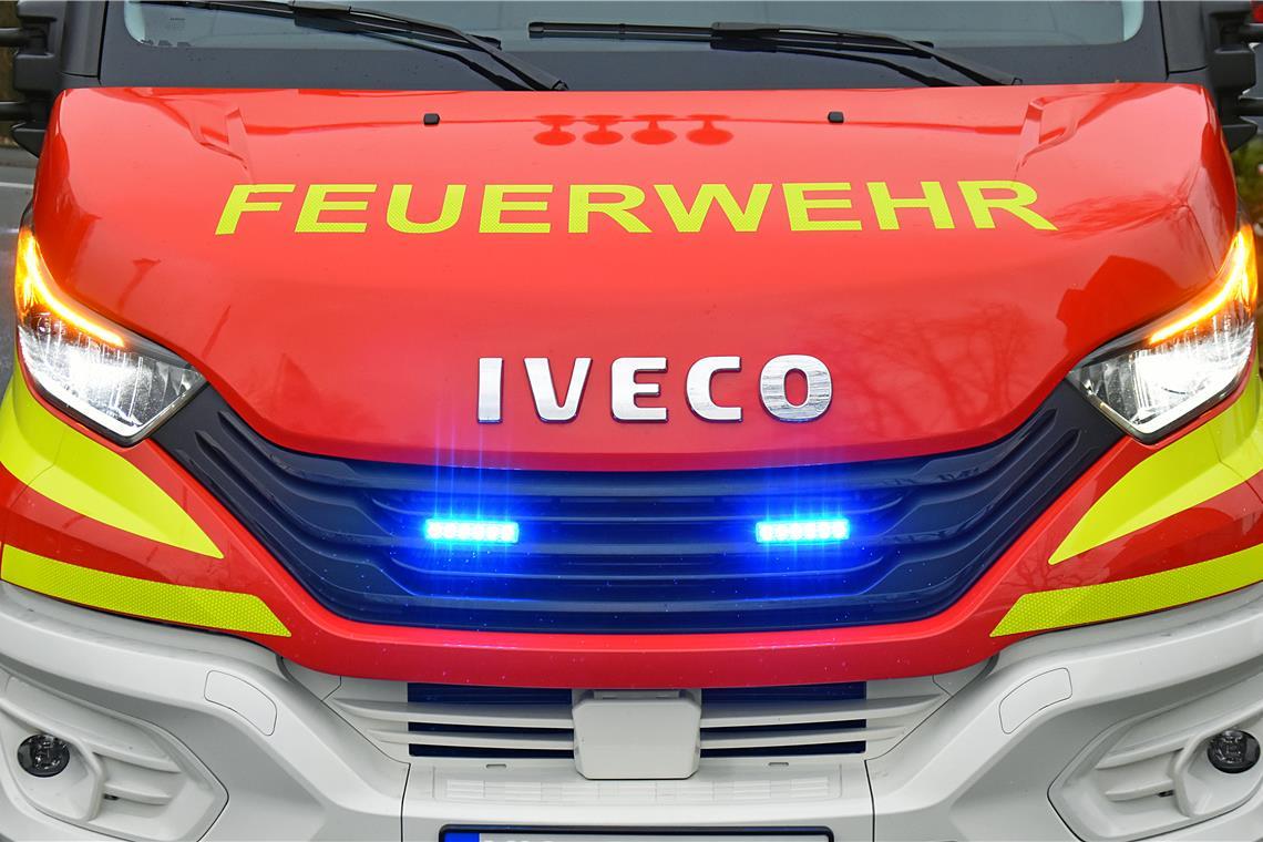 Die Feuerwehr ist zum Einsatz vor Ort.  Symbolbild: Tobias Sellmaier