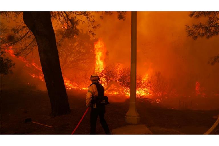 Die Feuerwehr kämpft gegen die Flammen in Pacific Palisades.